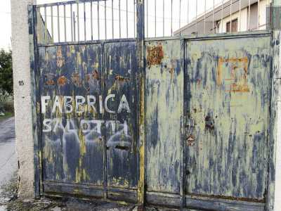 Un'altra fabbrica abbandonata: qui si producevano salotti